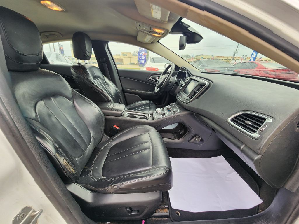 2016 Chrysler 200 Image 17