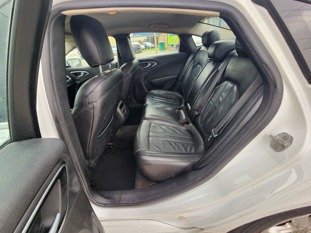2016 Chrysler 200 Image 18