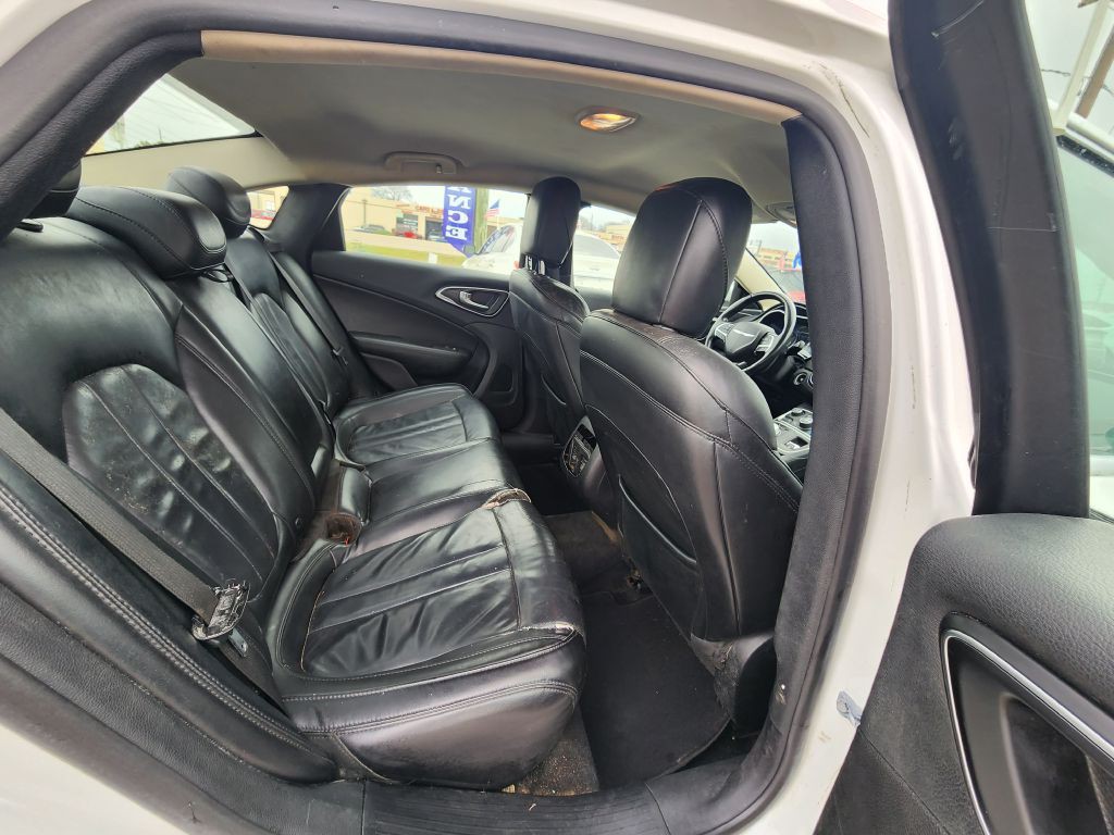 2016 Chrysler 200 Image 19