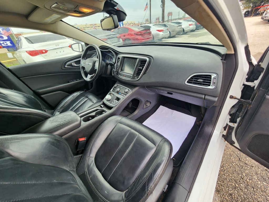2016 Chrysler 200 Image 21