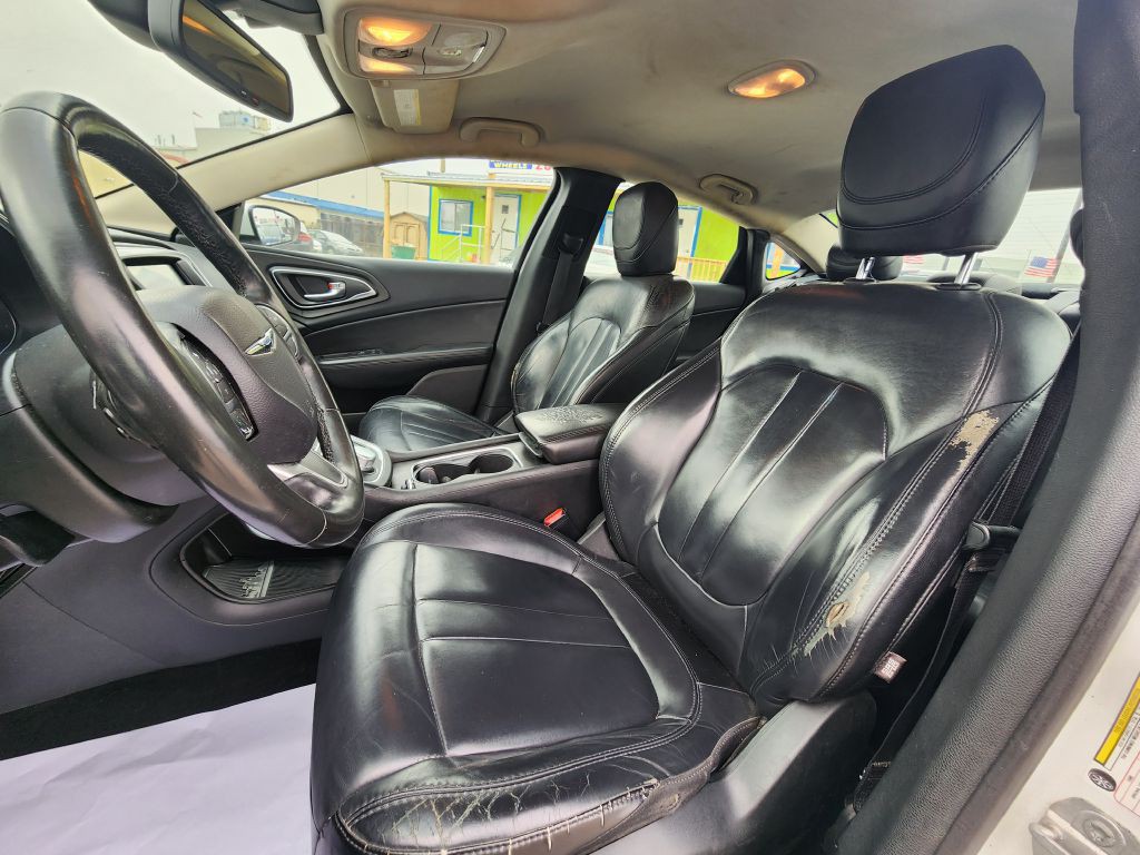 2016 Chrysler 200 Image 22