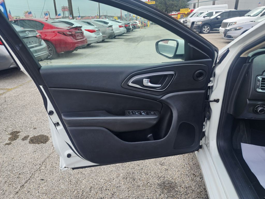 2016 Chrysler 200 Image 24
