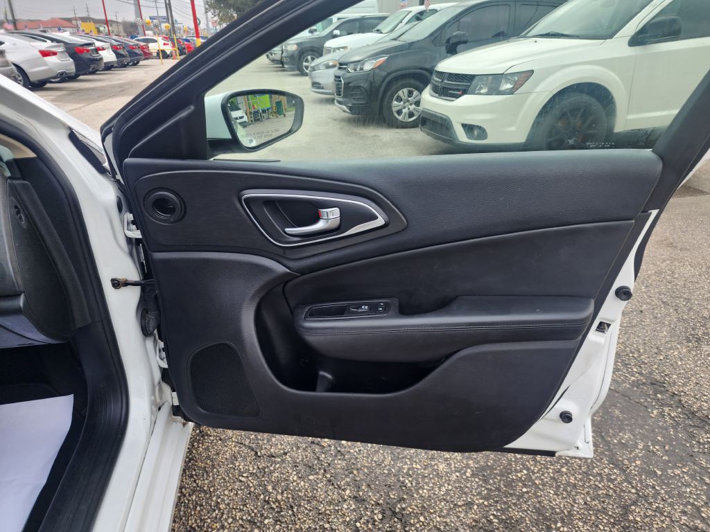 2016 Chrysler 200 Image 25