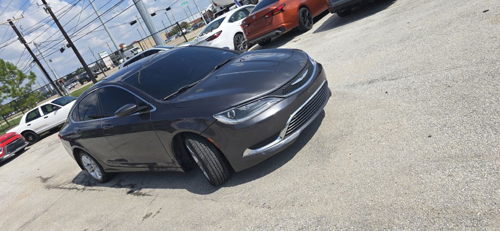 2016 Chrysler 200 Image 3