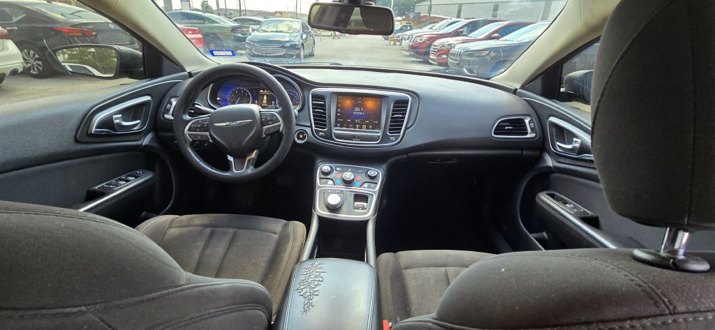 2016 Chrysler 200 Image 12
