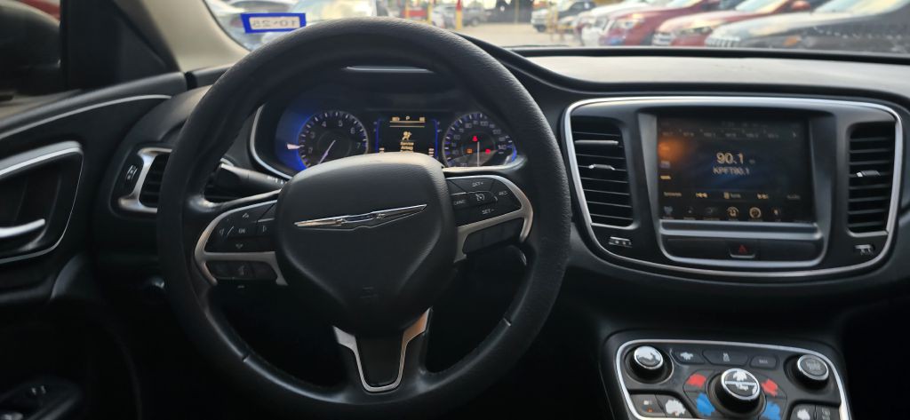 2016 Chrysler 200 Image 14