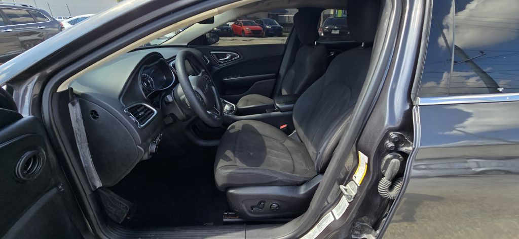 2016 Chrysler 200 Image 16