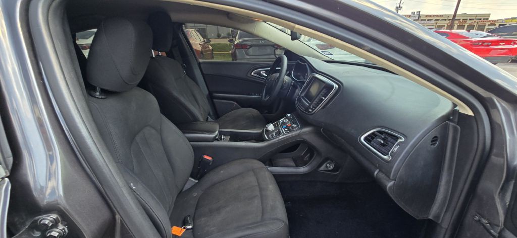 2016 Chrysler 200 Image 17
