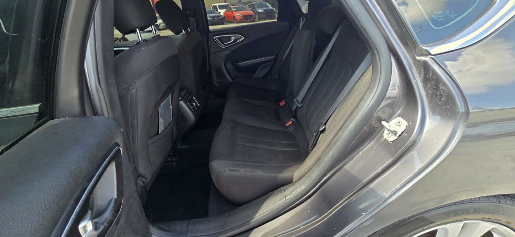2016 Chrysler 200 Image 18