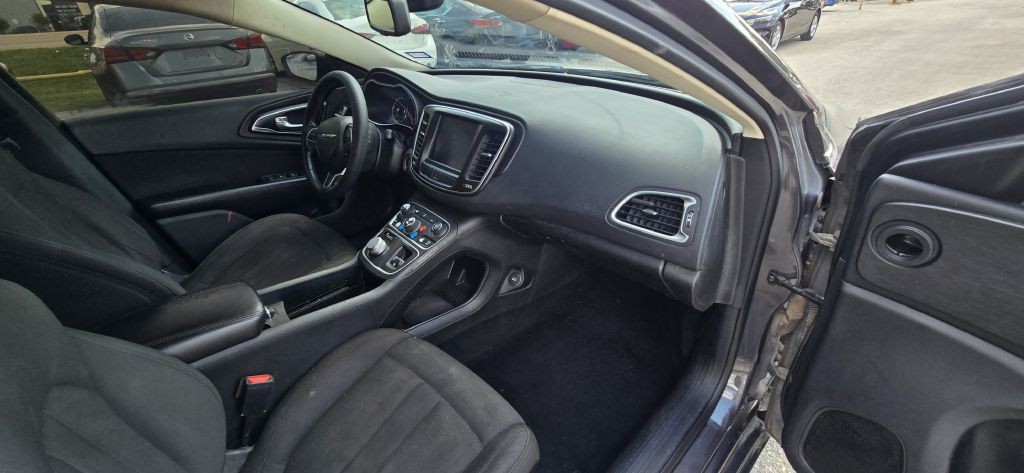 2016 Chrysler 200 Image 22
