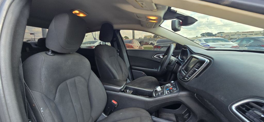 2016 Chrysler 200 Image 23