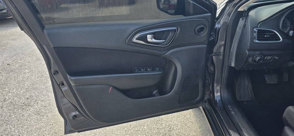 2016 Chrysler 200 Image 24