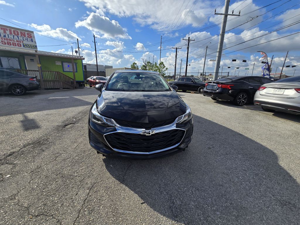 2019 Chevrolet Cruze Image 2
