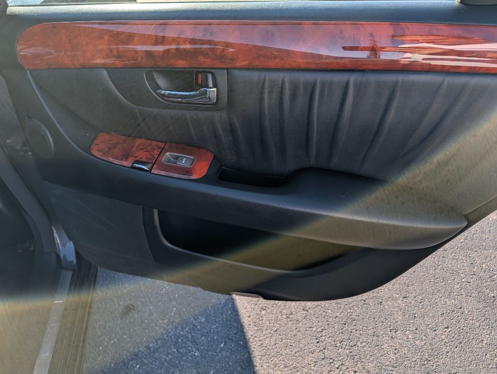 2005 Lexus LS Image 18