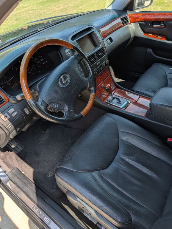 2005 Lexus LS Image 10