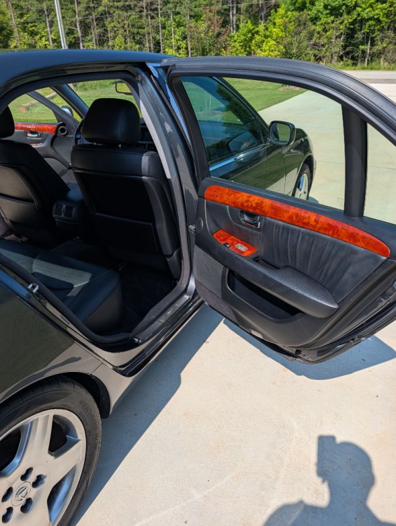 2005 Lexus LS Image 16