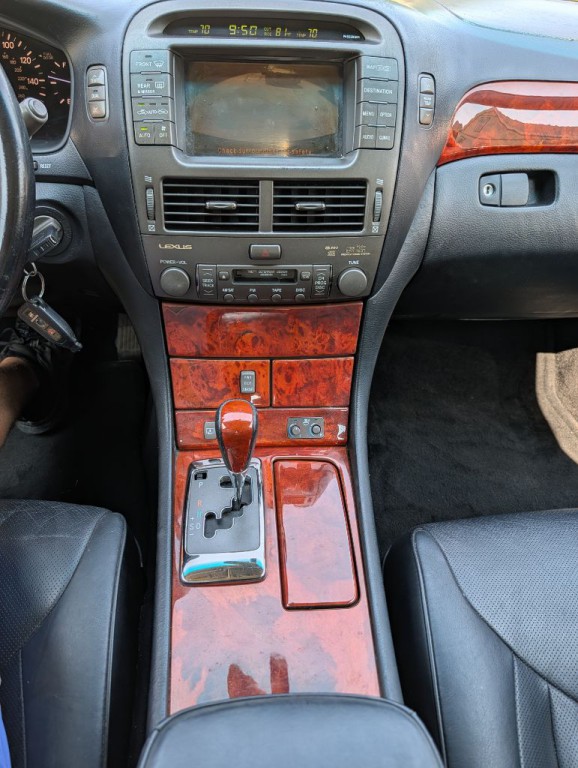 2005 Lexus LS Image 18