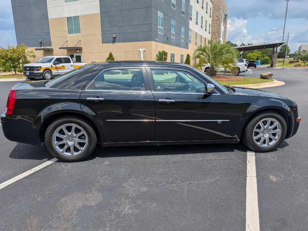 2010 Chrysler 300 Image 4