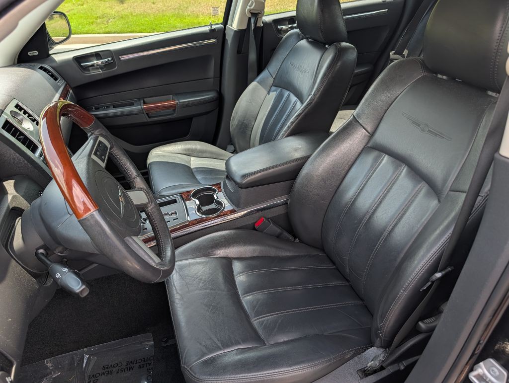 2010 Chrysler 300 Image 6