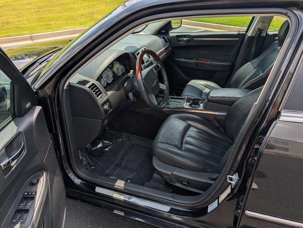 2010 Chrysler 300 Image 11