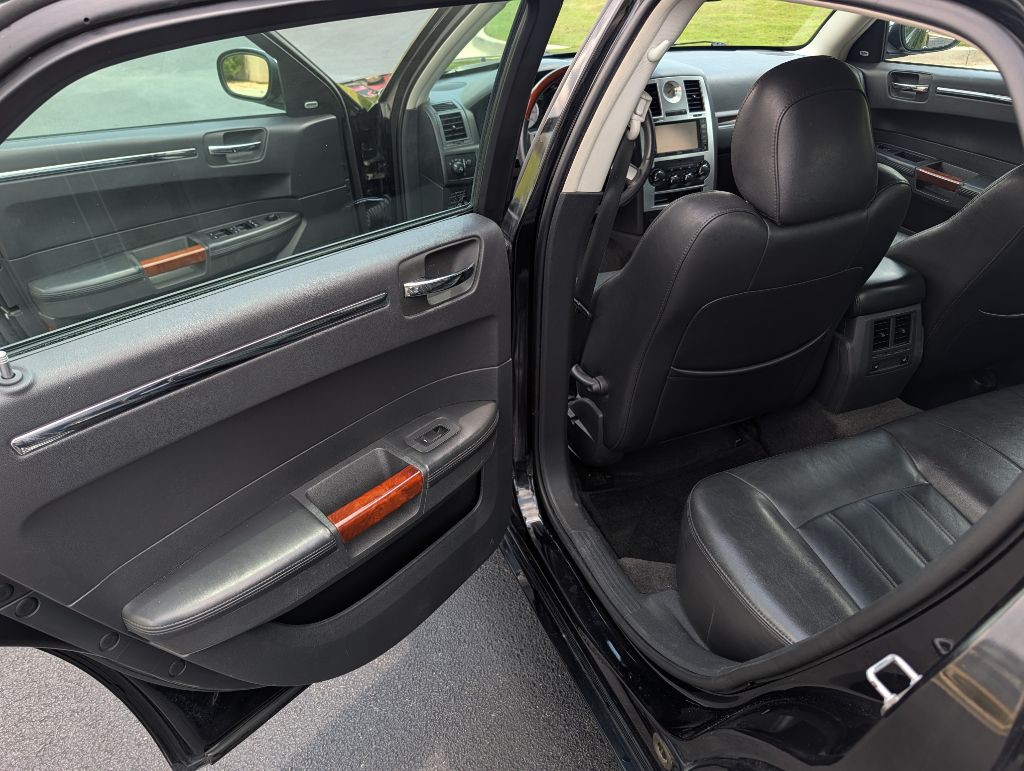 2010 Chrysler 300 Image 14