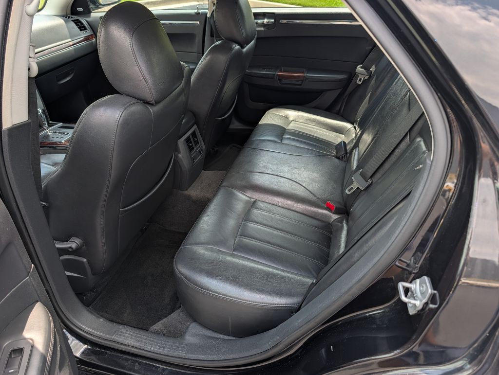 2010 Chrysler 300 Image 15