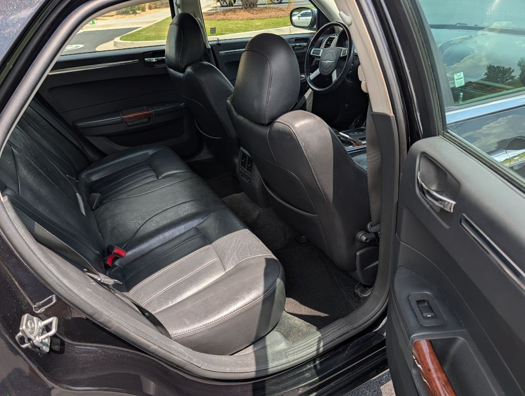 2010 Chrysler 300 Image 16