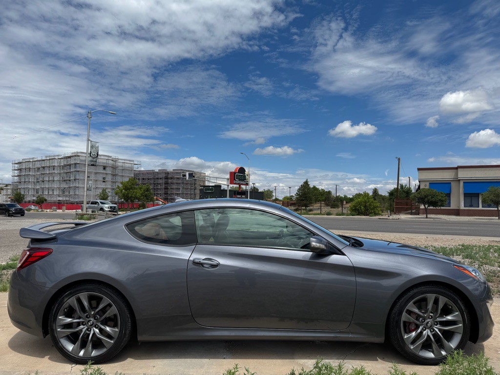2015 Hyundai Genesis Image 2