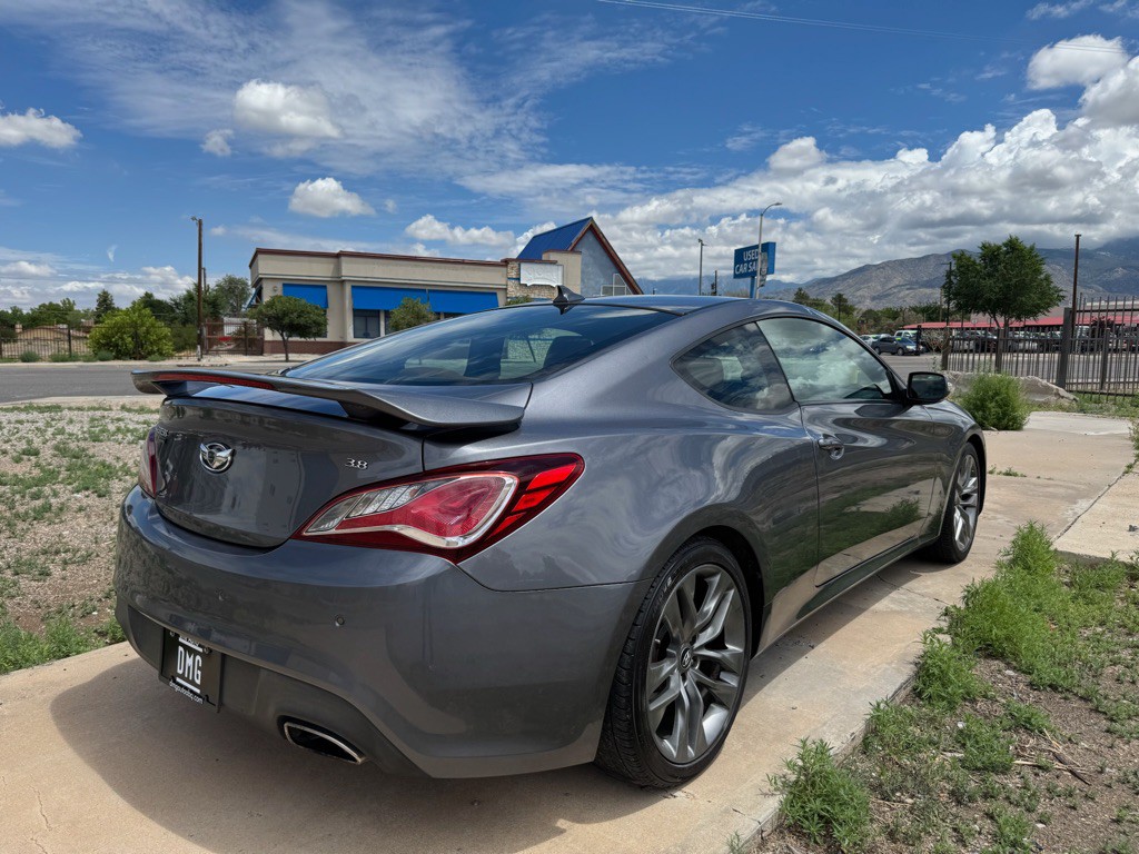 2015 Hyundai Genesis Image 3