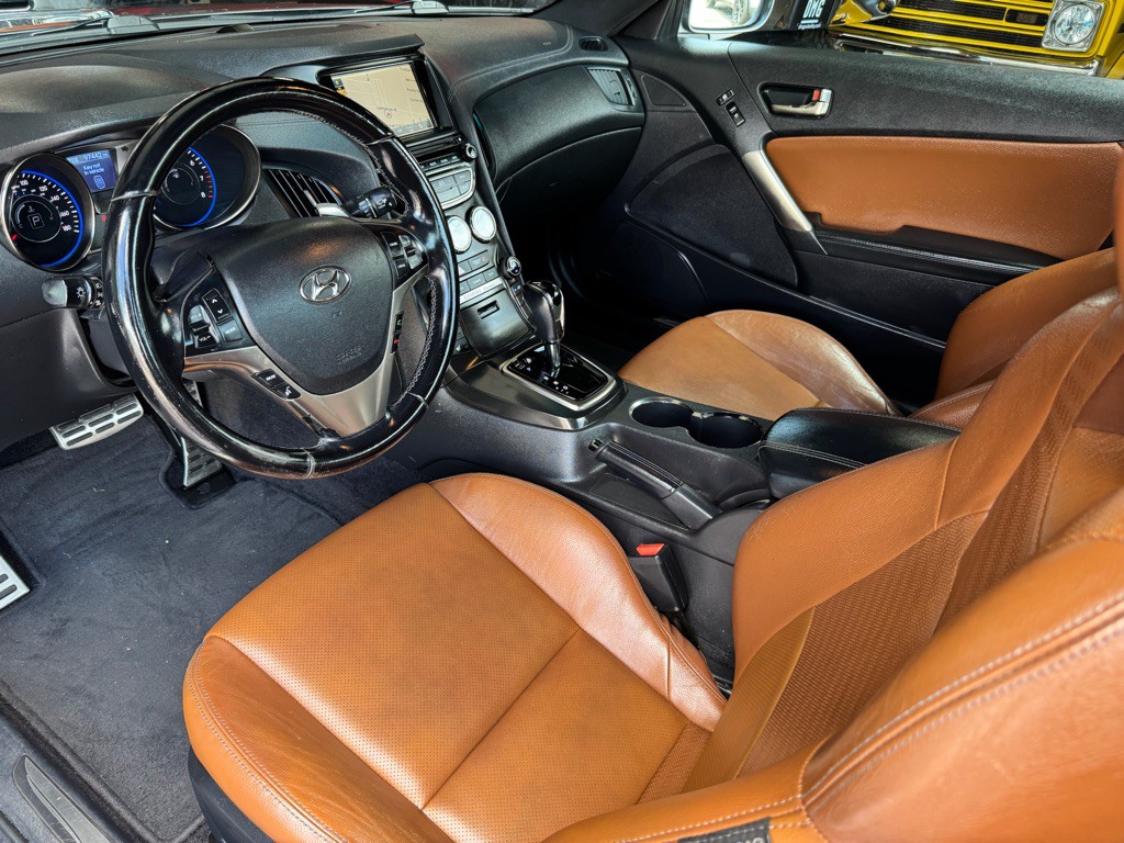 2015 Hyundai Genesis Image 9
