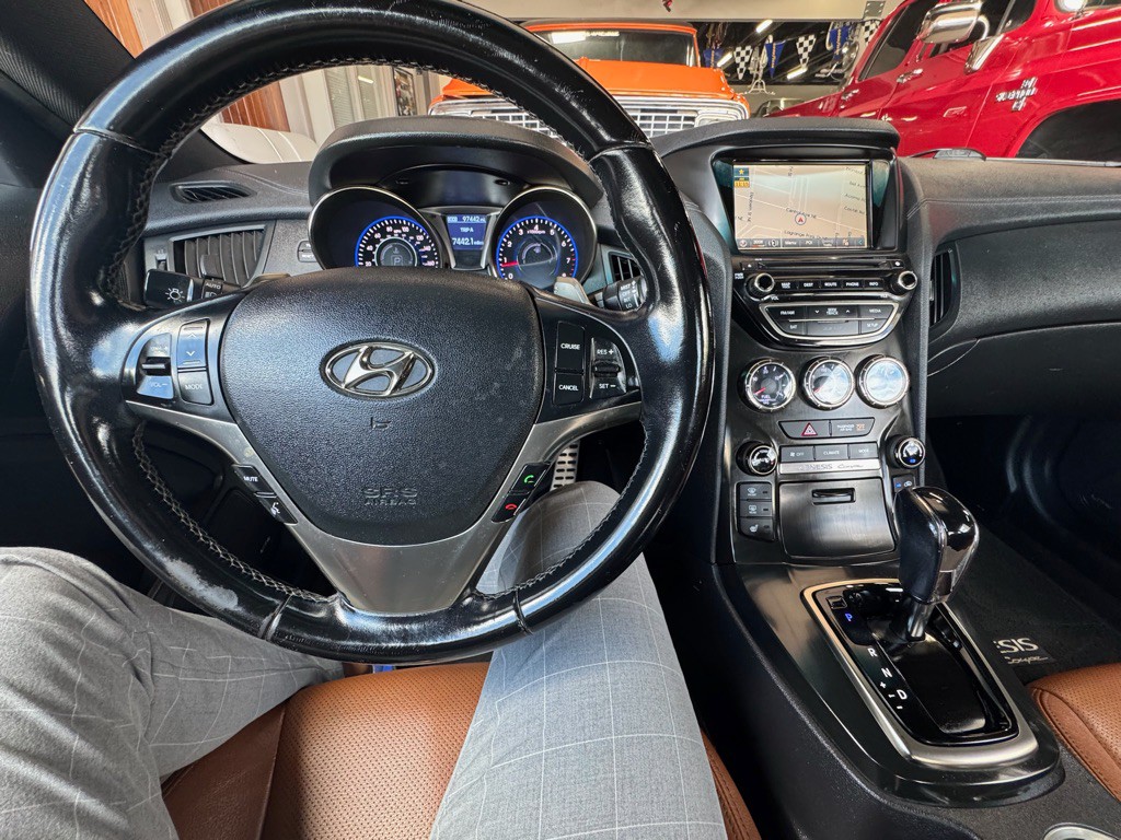 2015 Hyundai Genesis Image 14