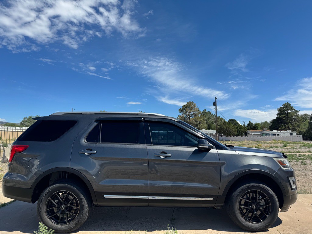 2017 Ford Explorer Image 2