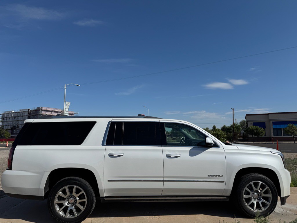2017 GMC Yukon Image 2