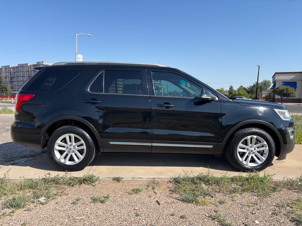 2017 Ford Explorer Image 2