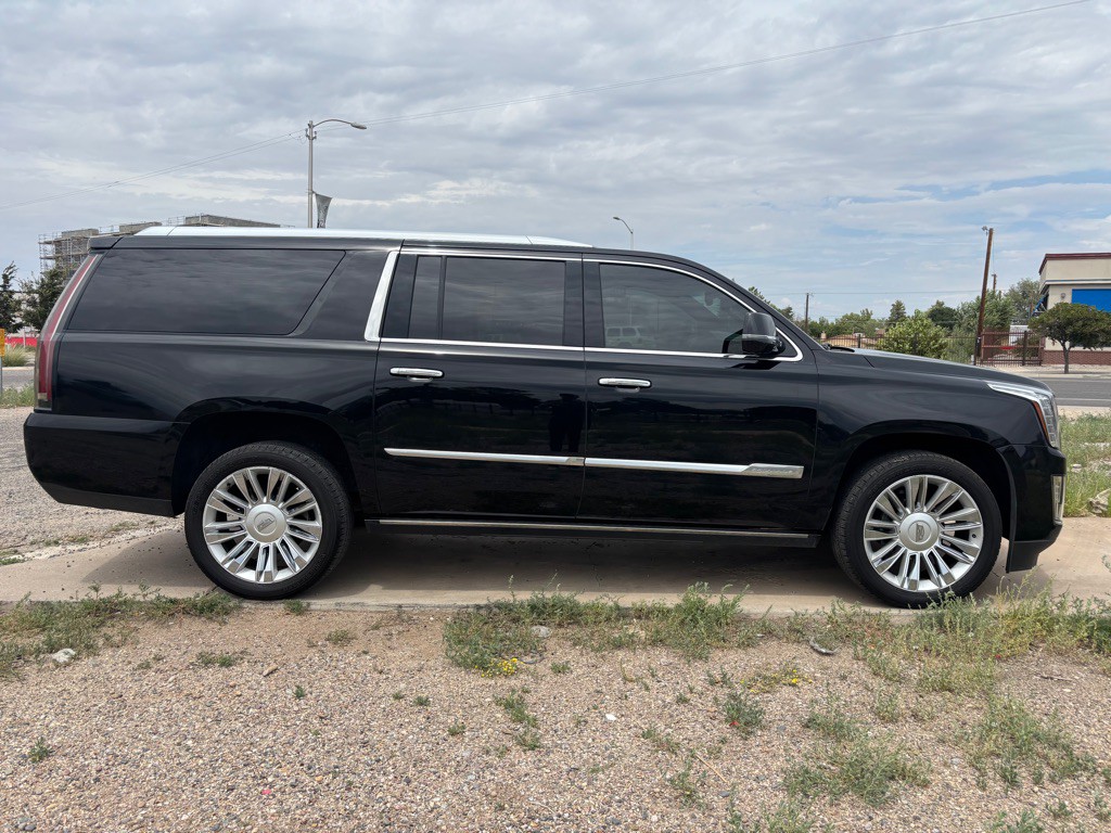2016 Cadillac Escalade Image 2