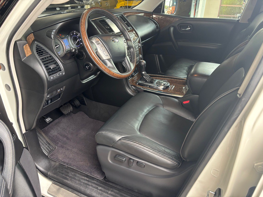 2017 INFINITI QX80 Image 9