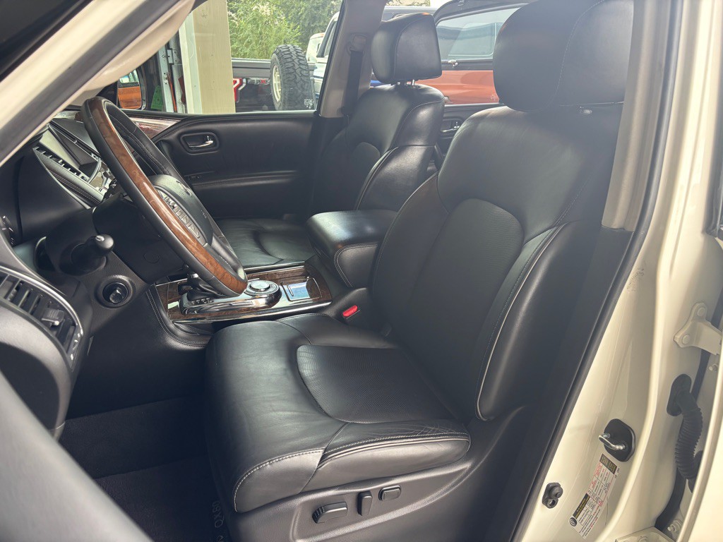 2017 INFINITI QX80 Image 10