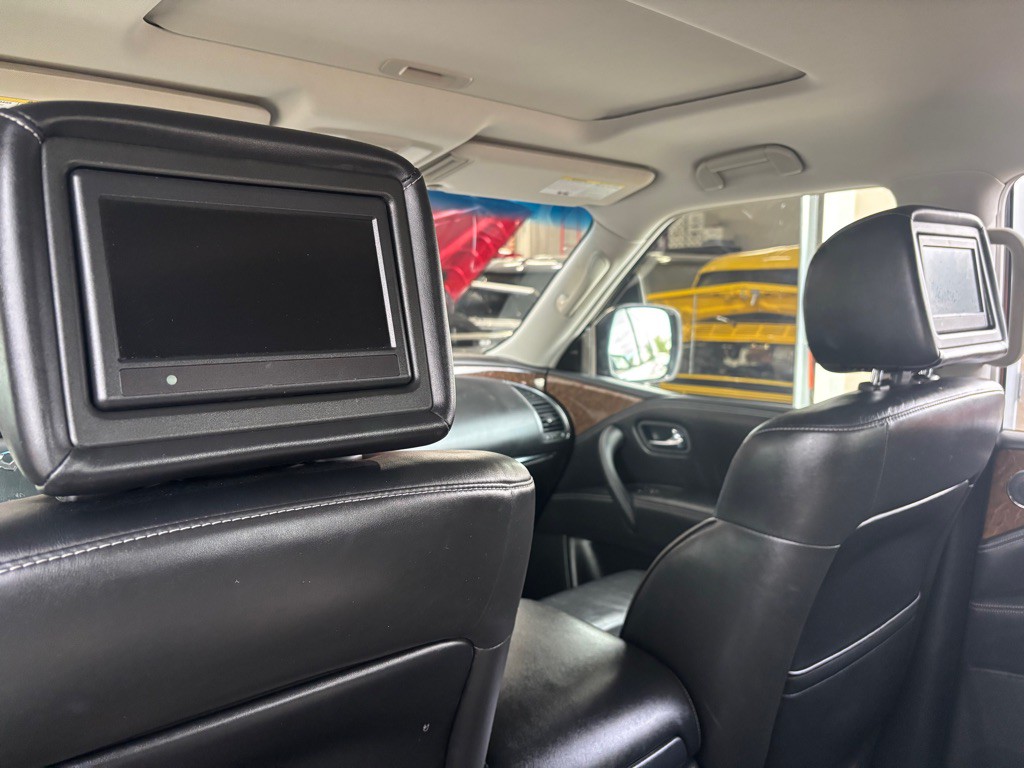 2017 INFINITI QX80 Image 19