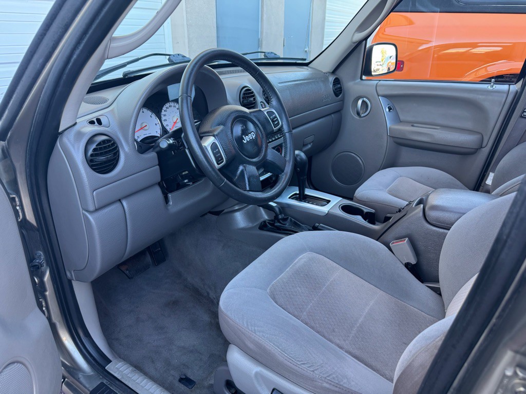 2003 Jeep Liberty Image 9