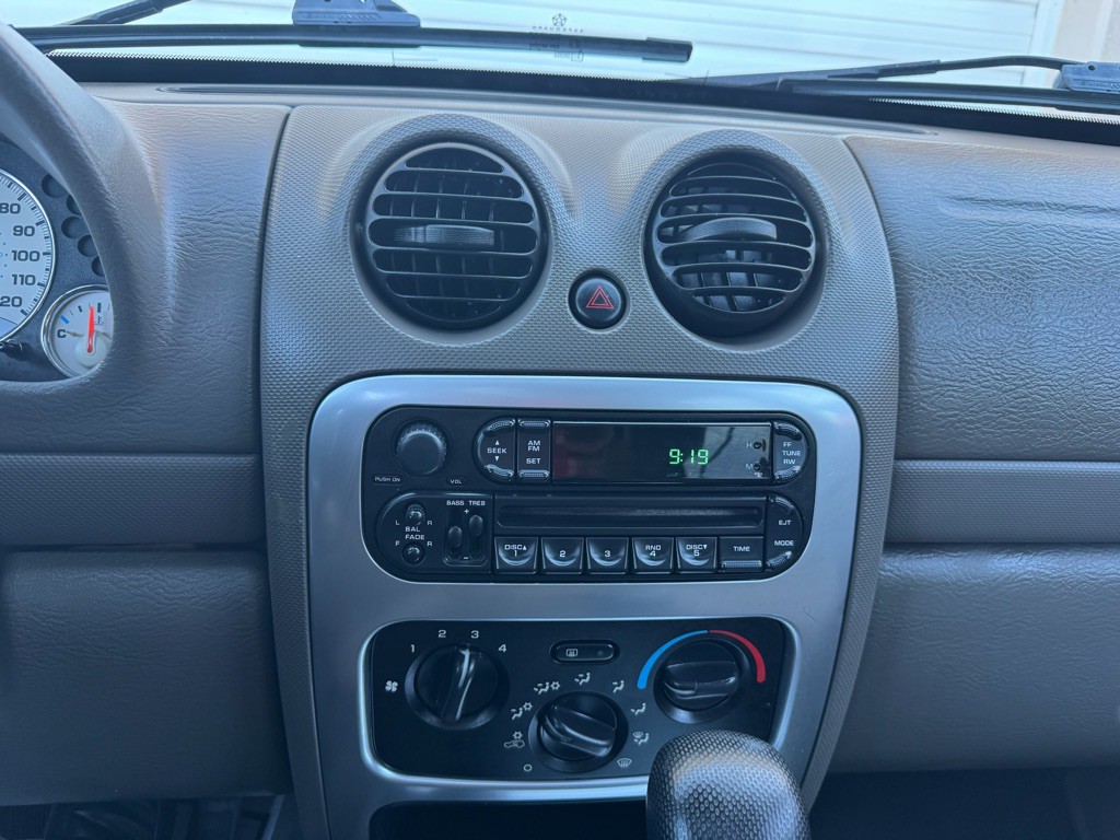 2003 Jeep Liberty Image 14