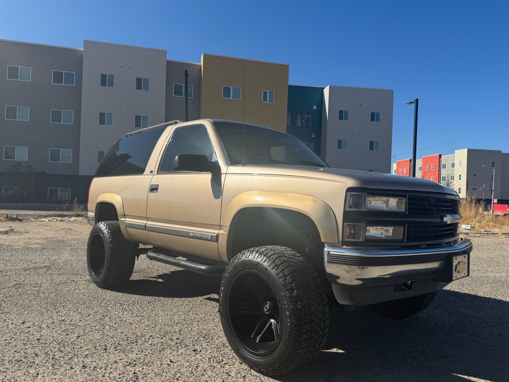 1999 Chevrolet Tahoe Image 1