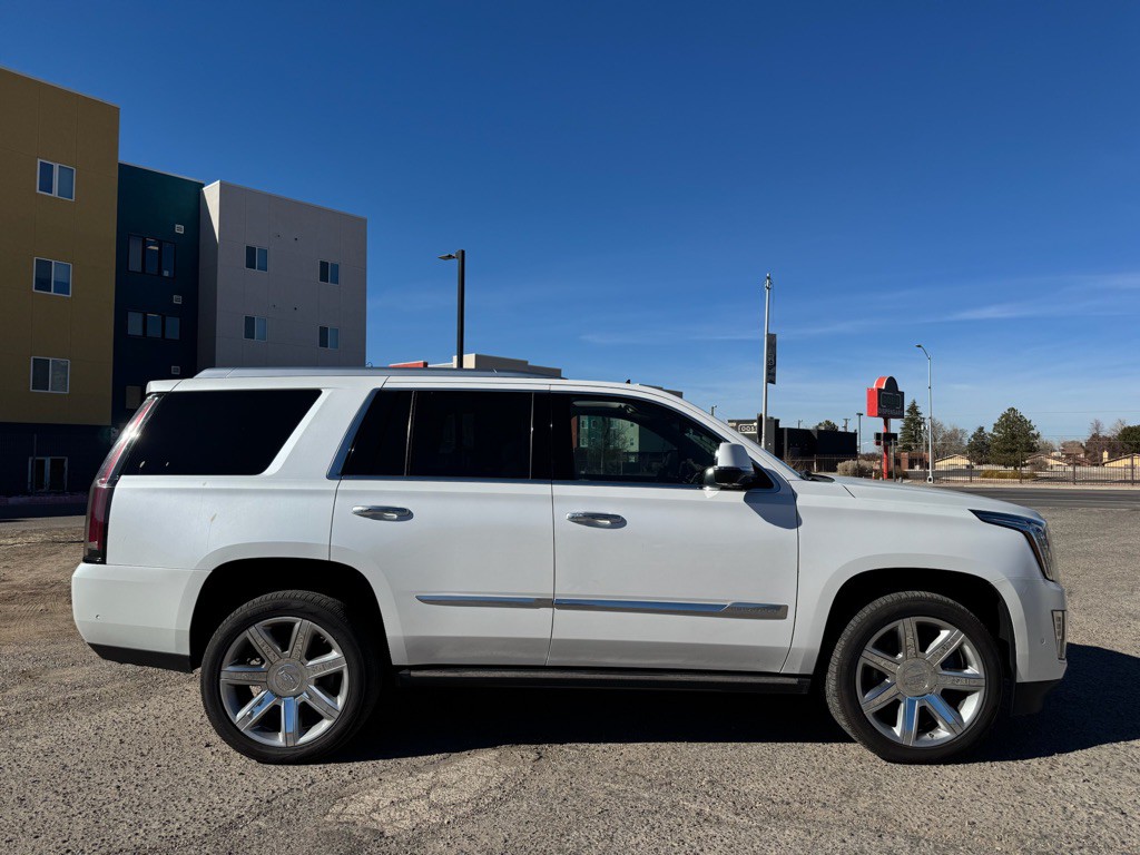 2017 Cadillac Escalade Image 2