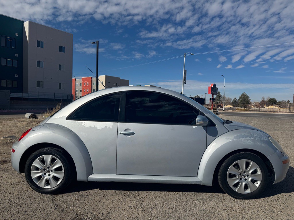 2009 Volkswagen Beetle Image 2