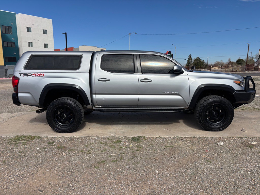 2018 Toyota Tacoma Image 2