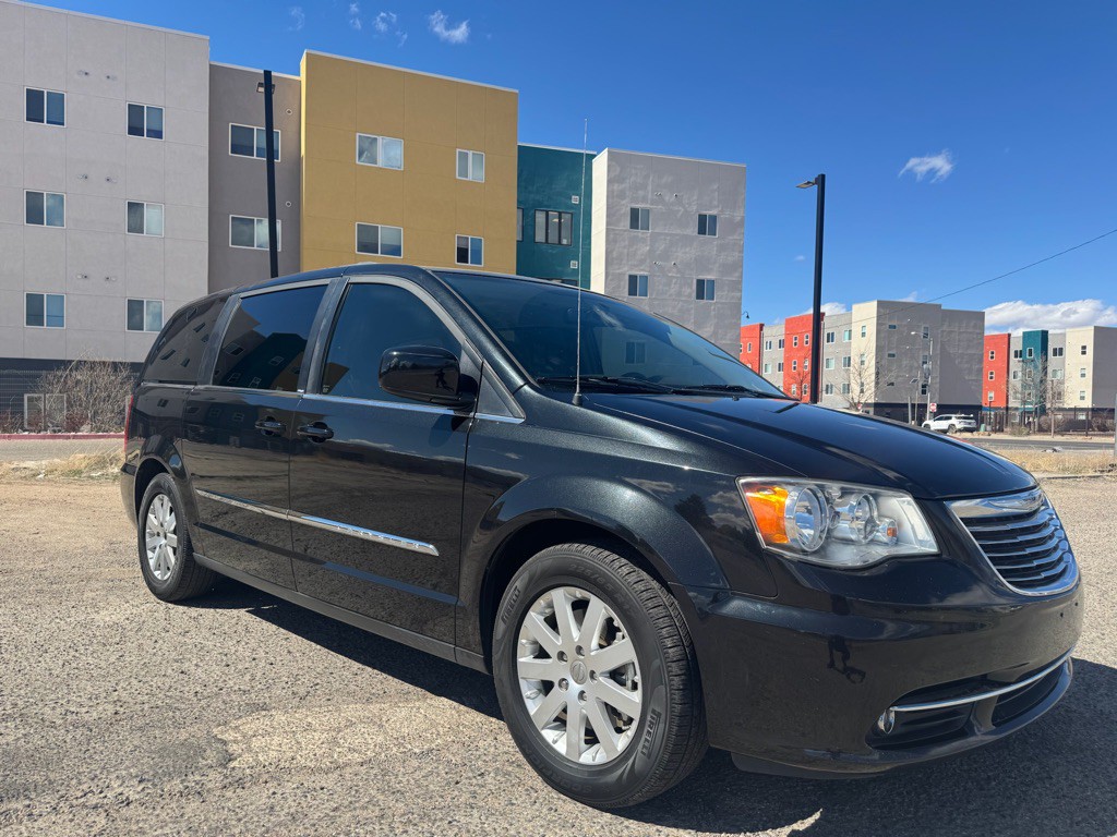 2013 Chrysler Town & Country Image 1