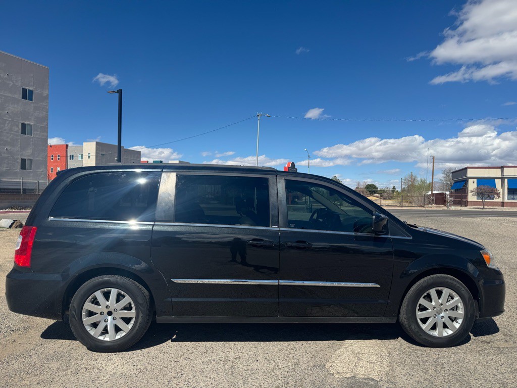 2013 Chrysler Town & Country Image 2