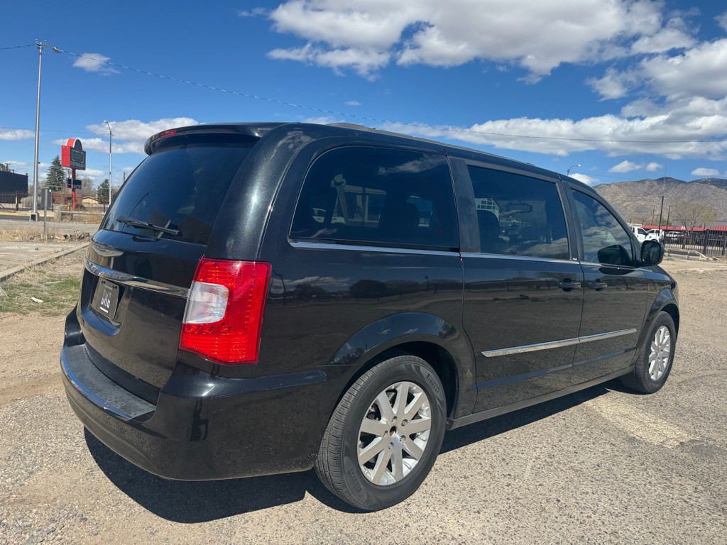 2013 Chrysler Town & Country Image 3