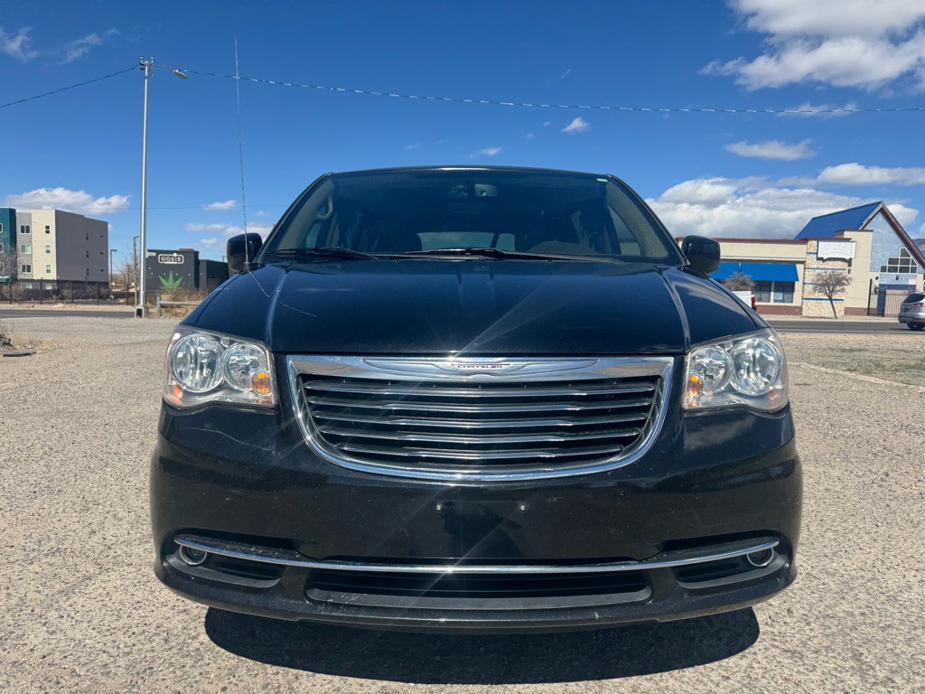 2013 Chrysler Town & Country Image 4