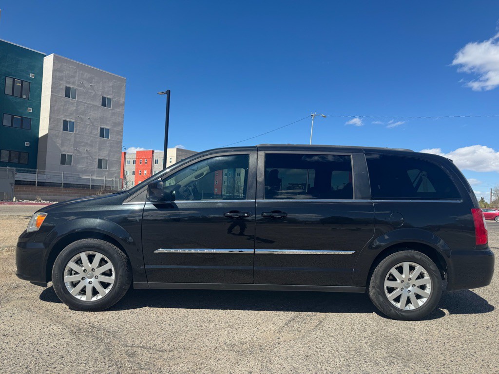 2013 Chrysler Town & Country Image 6