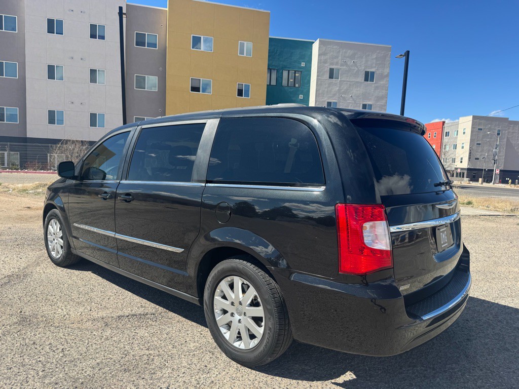 2013 Chrysler Town & Country Image 7
